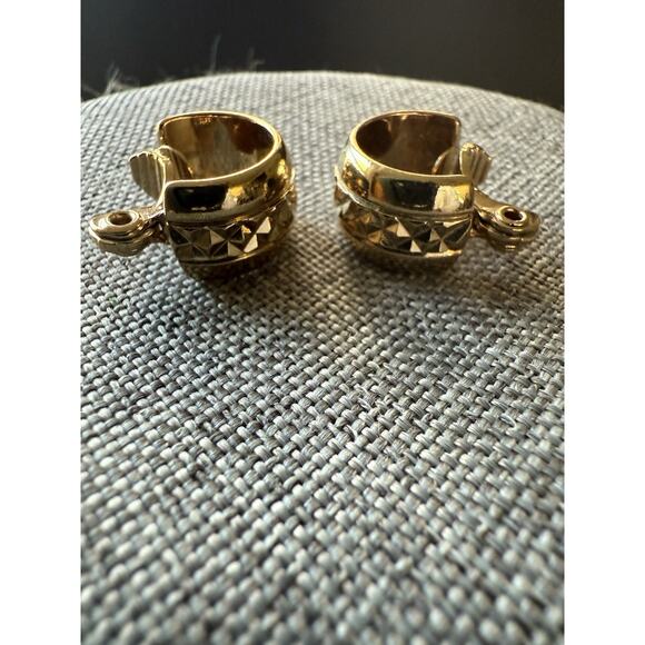 Vtg Monet Diamond Cut Huggie Earrings Gold Tone Pierced Classic Career Casual - Picture 2 of 5